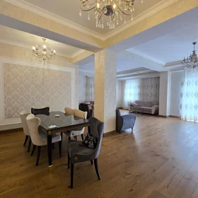 In Baku 250.0 m² apartment is for rent - Image 5