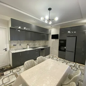 In Baku 140.0 m² apartment is for rent - Image 3