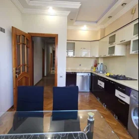 In Baku 160.0 m² apartment is for rent - Image 2