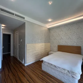 In Baku 230.0 m² apartment is for rent - Image 2