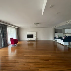 In Baku 230.0 m² apartment is for rent - Image 3