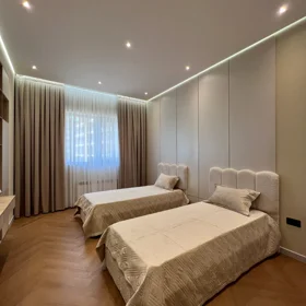 In Baku 157.0 m² apartment is for rent - Image 9