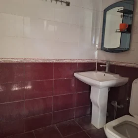 In Baku 70.0 m² house with 3.0 rooms is for rent - Image 9