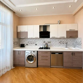 In Baku 135.0 m² apartment is for sale - Image 10