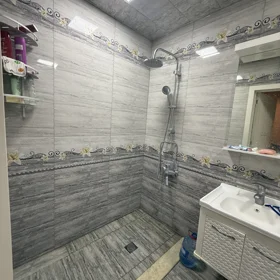 In Binəqədi rayonu 65.0 m² apartment is for sale - Image 6