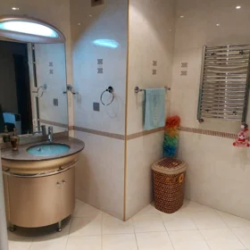In Baku 110.0 m² apartment is for rent - Image 9