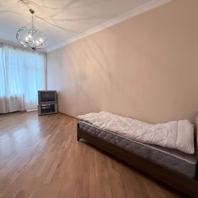 In Baku 210.0 m² apartment is for sale - Image 7