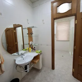 In Baku 700.0 m² house with 5.0 rooms is for rent - Image 2