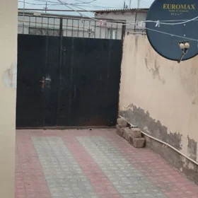 In Binəqədi rayonu 65.0 m² house with 3.0 rooms is for rent - Image 2