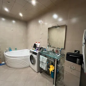 In Baku 172.0 m² apartment is for sale - Image 8