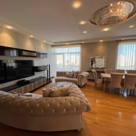 In Baku 140.0 m² apartment is for rent - Image 3