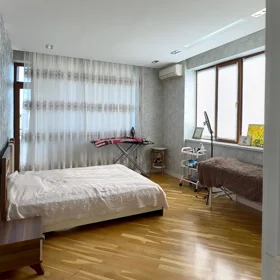 In Baku 165.0 m² apartment is for sale - Image 3