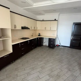 In Baku 180.0 m² apartment is for rent - Image 2