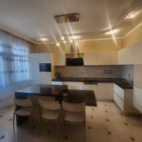In Baku 175.0 m² apartment is for rent - Image 2