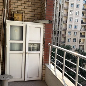 In Baku 185.0 m² apartment is for sale - Image 2