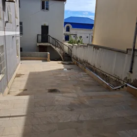 In Baku 220.0 m² house with 4.0 rooms is for rent