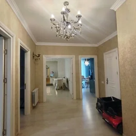 In Baku 173.0 m² apartment is for sale - Image 9