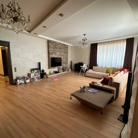In Baku 175.0 m² apartment is for sale - Image 3