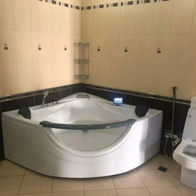 In Baku 220.0 m² apartment is for rent - Image 9