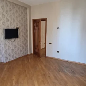 In Baku 200.0 m² apartment is for sale - Image 2