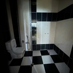 In Baku 140.0 m² apartment is for rent - Image 2