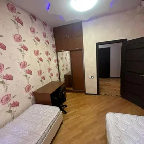 In Baku 140.0 m² apartment is for rent - Image 8