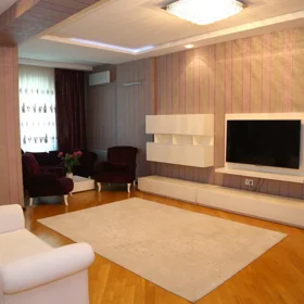 In Baku 270.0 m² apartment is for rent - Image 2