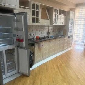 In Baku 200.0 m² apartment is for rent - Image 2