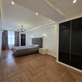 In Baku 185.0 m² apartment is for sale - Image 2