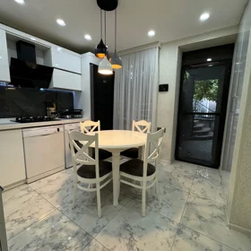 In Baku 150.0 m² house with 5.0 rooms is for sale - Image 2
