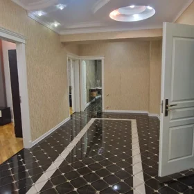 In Baku 140.0 m² apartment is for rent - Image 9
