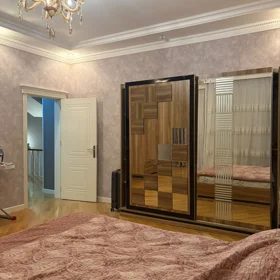 In nan 200.0 m² house with 5.0 rooms is for rent - Image 7