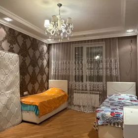 In nan 200.0 m² house with 5.0 rooms is for rent - Image 10