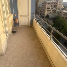 In Baku 200.0 m² apartment is for rent - Image 9