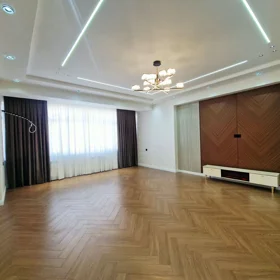 In Baku 155.0 m² apartment is for sale - Image 3