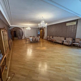 In Baku 260.0 m² apartment is for rent - Image 4