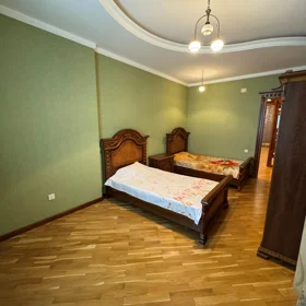In Baku 260.0 m² apartment is for rent - Image 9
