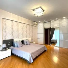 In Baku 200.0 m² apartment is for sale - Image 8