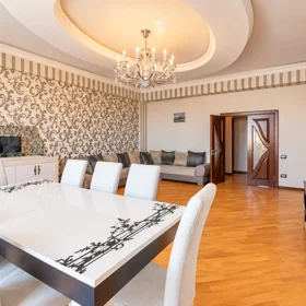 In Baku 135.0 m² apartment is for rent - Image 3