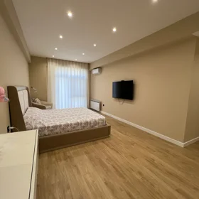 In Baku 185.0 m² apartment is for sale - Image 8