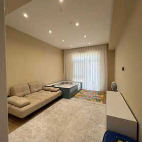 In Baku 185.0 m² apartment is for sale - Image 10