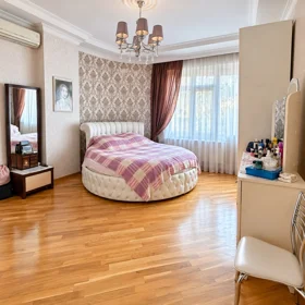 In Baku 300.0 m² apartment is for sale - Image 8
