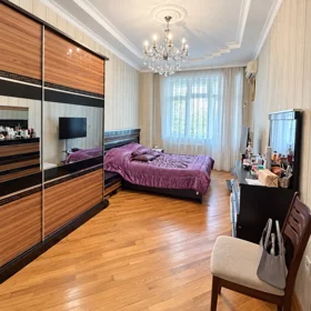 In Baku 300.0 m² apartment is for sale - Image 9