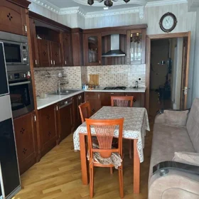 In Baku 140.0 m² apartment is for rent - Image 2