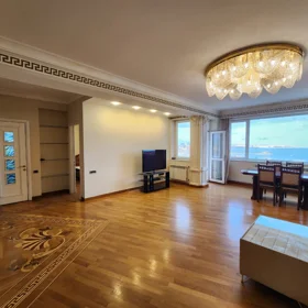In Baku 176.0 m² apartment is for rent - Image 3