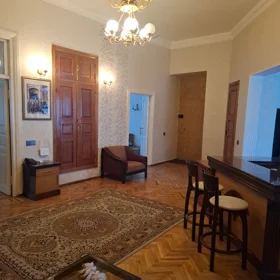 In Baku 135.0 m² apartment is for rent - Image 3