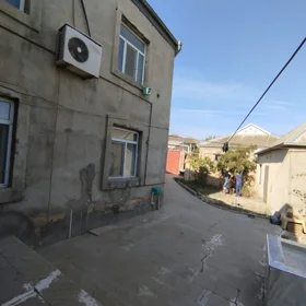 In Binəqədi rayonu 220.0 m² house with 7.0 rooms is for sale - Image 2