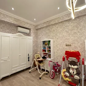 In Baku 193.0 m² apartment is for sale - Image 10