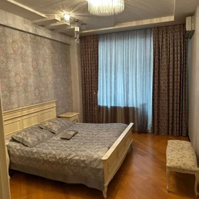 In Baku 200.0 m² apartment is for sale - Image 9