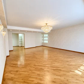 In Baku 245.0 m² apartment is for sale - Image 3